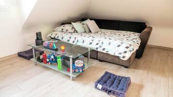 5 slaapkamers, een bureau, een strijkplank/strijkijzer, reisbedje