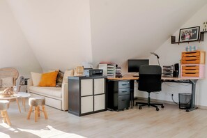 TV connectée, cheminée, jeux vidéo, baby-foot