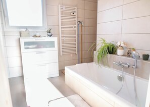Sèche-cheveux, serviettes fournies, savon, papier toilette