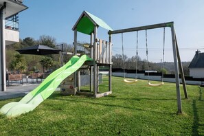 Children's area - Villa with jacuzzi, 5 bedrooms - ideal for families (Inzinzac-Lochrist)