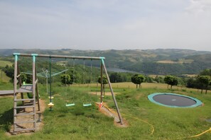 Children’s area - Gîte de la Madeleine – Tranquility and Stunning Views of the Loire Gorges (Vézelin-sur-Loire)