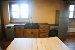 Private kitchen - Gîte de la Madeleine – Tranquility and Stunning Views of the Loire Gorges (Vézelin-sur-Loire)