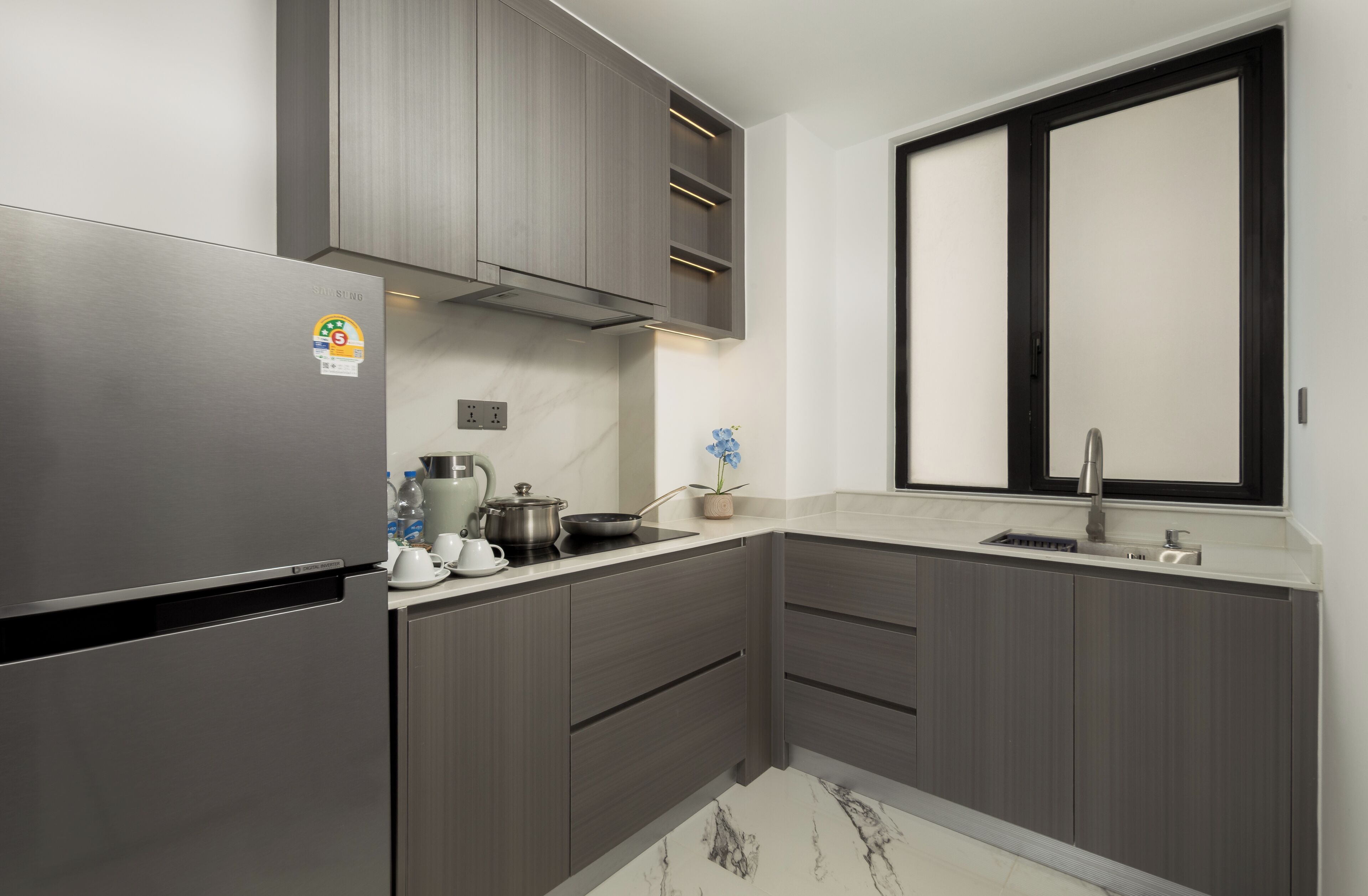 Refrigerador, microondas, horno, placa de cocina
