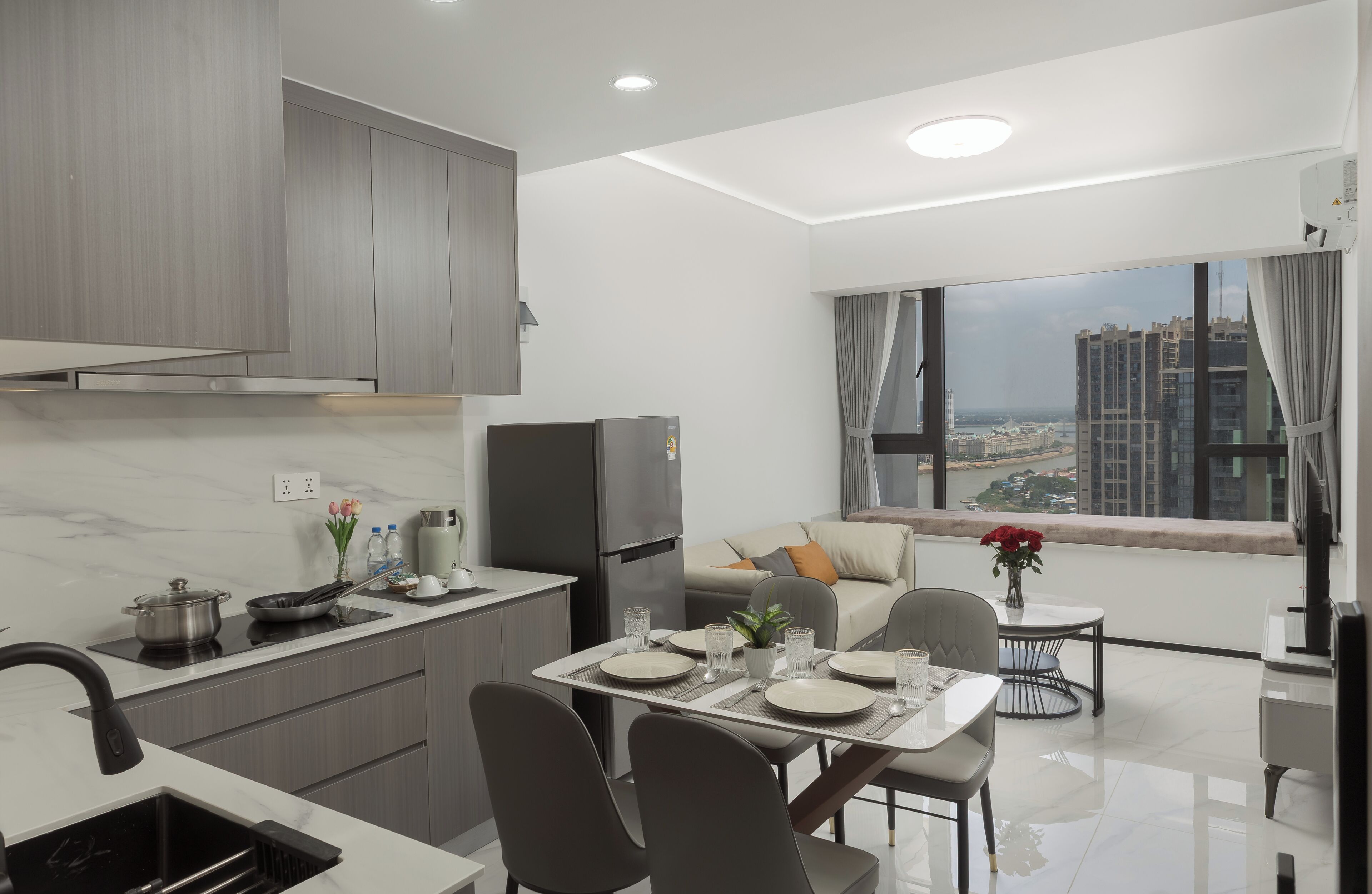 Appartement exclusif, balcon, vue sur la ville | Restauration