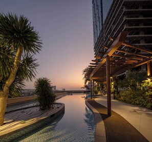 Una piscina al aire libre