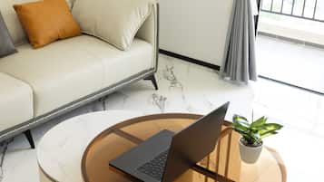 Exclusive Apartment, Balcony, City View | Ruang tamu