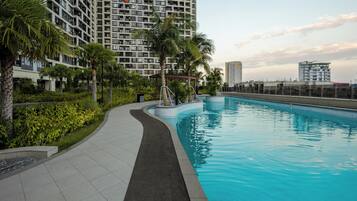 Una piscina al aire libre