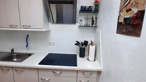 Fridge, microwave, oven, stovetop - Apartment 'Für 3 Personen 50 M²' with Shared Terrace, Balcony and Wi-Fi (Hamburg)