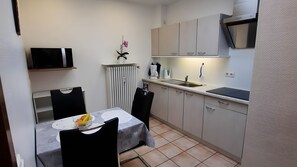 Fridge, microwave, oven, stovetop - Apartment 'Für 3 Personen 50 M²' with Shared Terrace, Balcony and Wi-Fi (Hamburg)