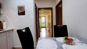Dining - Apartment 'Für 3 Personen 50 M²' with Shared Terrace, Balcony and Wi-Fi (Hamburg)