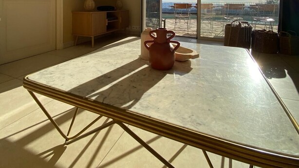 Ein Zimmer mit einer großen Schiebeglasdoor zum Außenbereich mit Blick auf eine entfernte Landschaft.