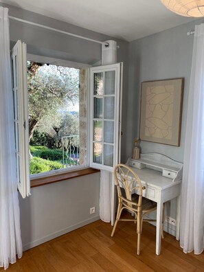A room with a desk, chair, and a window with curtains. - "Moo Graugh Hoo" Villa (Châteauneuf-Grasse)