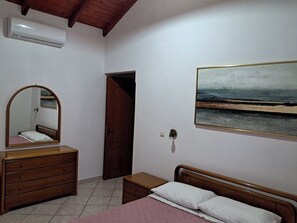 2 bedrooms, iron/ironing board, WiFi, bed sheets - Krista House is a unique family home in a perfect location for a beach holiday. (Agios Giordios)