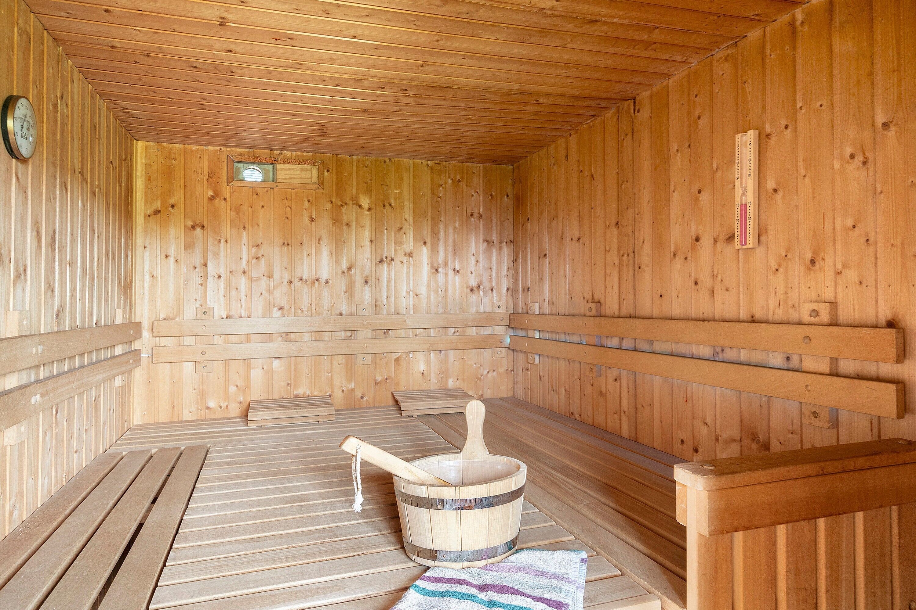Un espai de sauna amb parets i bancs de fusta.