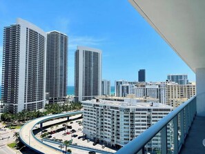 Property grounds - Stunning 2BR in Hollywood with Breathtaking Views (Hollywood)
