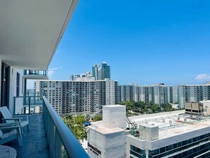 Property grounds - Stunning 2BR in Hollywood with Breathtaking Views (Hollywood)