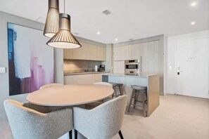 Dining - 2BR unit in Hollywood w Breathtaking View (Hollywood)