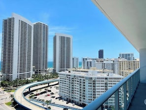 Property grounds - 2BR unit in Hollywood w Breathtaking View (Hollywood)