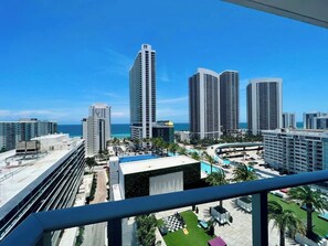 Property grounds - 2BR unit in Hollywood w Breathtaking View (Hollywood)
