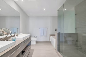 Shower, hair dryer - 2BR unit in Hollywood w Breathtaking View (Hollywood)