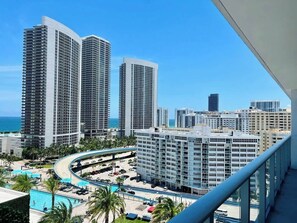 Property grounds - 2BR unit in Hollywood w Breathtaking View (Hollywood)
