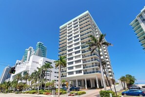Exterior - Bright & Renovated 2BR by the Ocean (Hollywood)