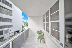 Property grounds - Bright & Renovated 2BR by the Ocean (Hollywood)