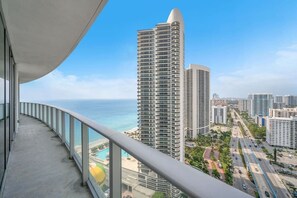 Property grounds - Luxury Ocean View 2 BR unit (Hollywood)