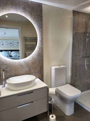 Deluxe Double Room, Hot Tub (Deers Rest) | Bathroom | Towels