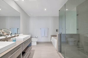 Shower, hair dryer - Spectacular 2 BR/ 2 baths condo in Hollywood (Hollywood)