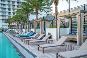 Property grounds - Spectacular 2 BR/ 2 baths condo in Hollywood (Hollywood)