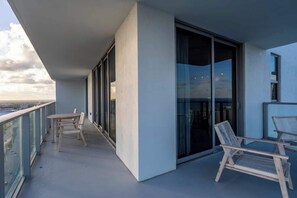 Property grounds - Luxury Corner 2BR w Beach View Hollywood (Hollywood)
