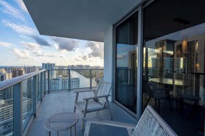 Property grounds - Luxury Corner 2BR w Beach View Hollywood (Hollywood)