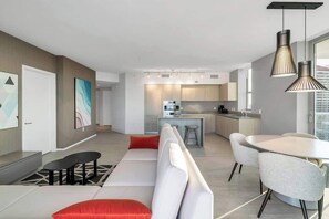 TV - Incredible Views and corner unit in Hollywood (Hollywood)