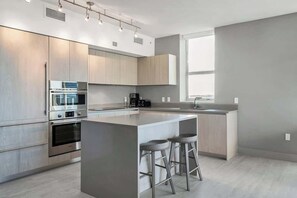 Cookware/dishes/utensils - Incredible Views and corner unit in Hollywood (Hollywood)