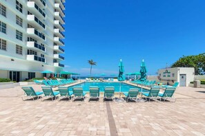 Pool - Beautiful renovated 2BR unit ocean (Hollywood)