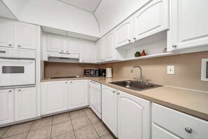 Cookware/dishes/utensils - Beautiful 1 BR on the Beach with a pool ! (Hollywood)