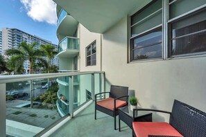 Property grounds - Beautiful 1 BR on the Beach with a pool ! (Hollywood)