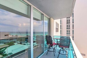 Property grounds - Gorgeous 2BR condo with oceanfront views (Hollywood)