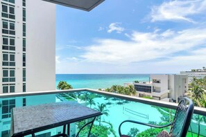 Outdoor dining - Gorgeous 2BR condo with oceanfront views (Hollywood)