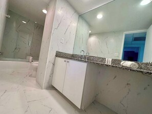 Shower, hair dryer - Gorgeous 2BR condo with oceanfront views (Hollywood)