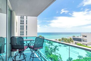 Outdoor dining - Gorgeous 2BR condo with oceanfront views (Hollywood)