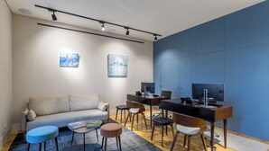 Un salon moderne avec un canapé, une table basse et un meuble pour la télévision.