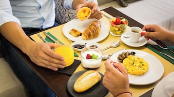 Se ofrece un desayuno bufé todos los días (por un coste adicional)