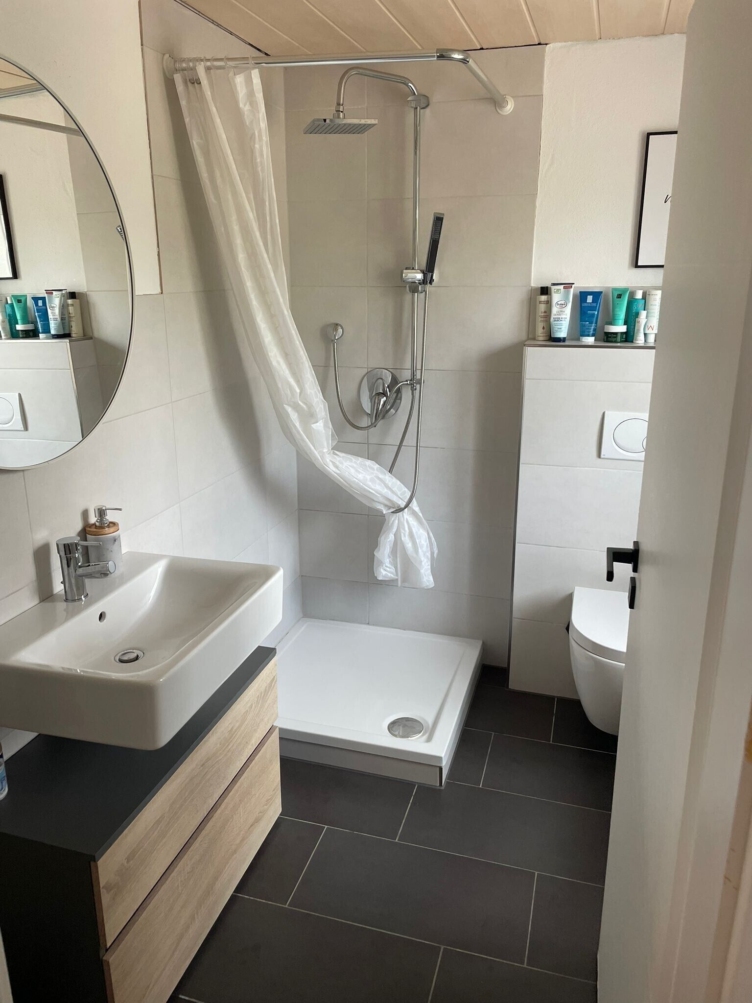 Een douche, handdoeken
