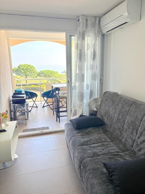 TV - St Cyprien apartment, superb view of the pool and sea (Saint-Cyprien)