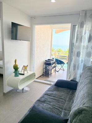 TV - St Cyprien apartment, superb view of the pool and sea (Saint-Cyprien)