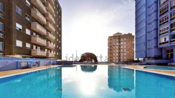 Una piscina circondata da edifici alti.