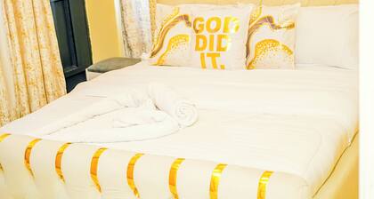 Cozy 2-bedroom apartment in phenomenal Within town,Free parking n fast wifi