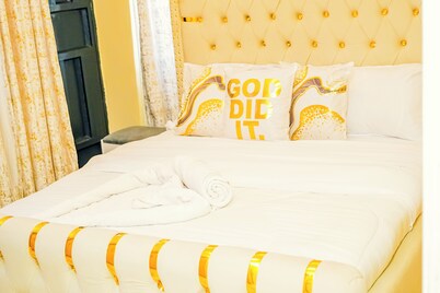 Cozy 2-bedroom apartment in phenomenal Within town,Free parking n fast wifi